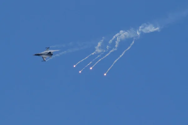 F16 滴有些照明弹 — 图库照片
