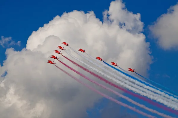The red arrows heading for the clouds — Stockfoto