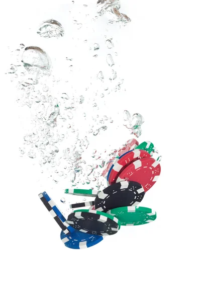 明確な水に落ちるポーカー チップ — ストック写真