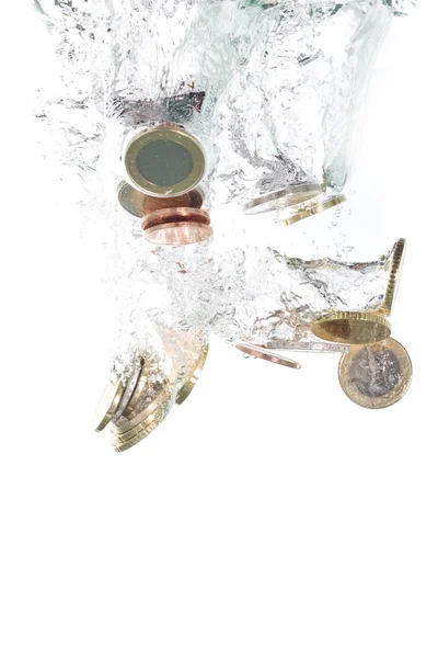 Euromunten vallen in het heldere water — Stockfoto