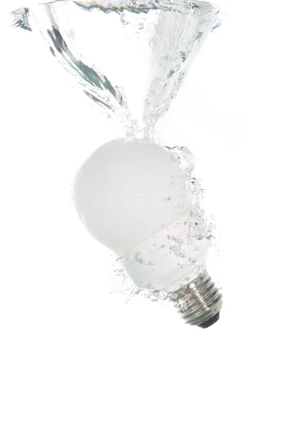 澄んだ水に陥る電球 — ストック写真