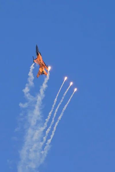 F16 lanzando algunas bengalas Imagen de archivo