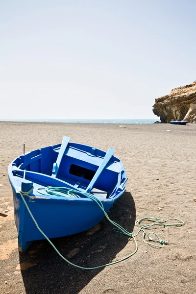 Un bateau bleu sur la plage — Photo