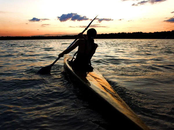 Kayaker contra o pôr do sol — Fotografia de Stock