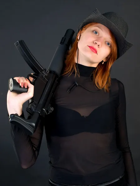 Mujer joven sosteniendo el arma — Foto de Stock