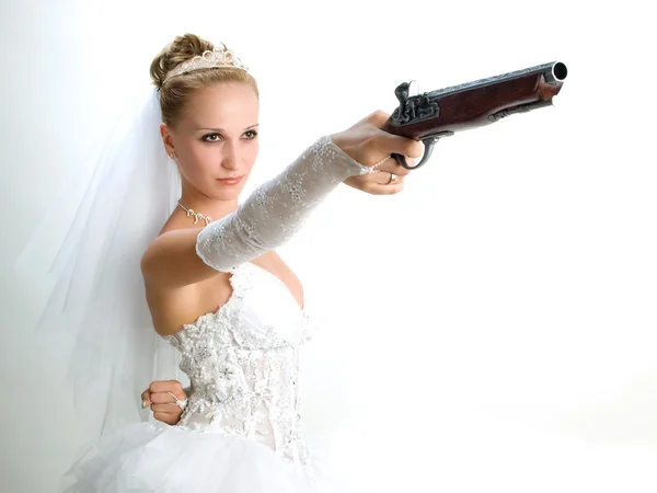 Bride holding the old gun — Stock Photo, Image