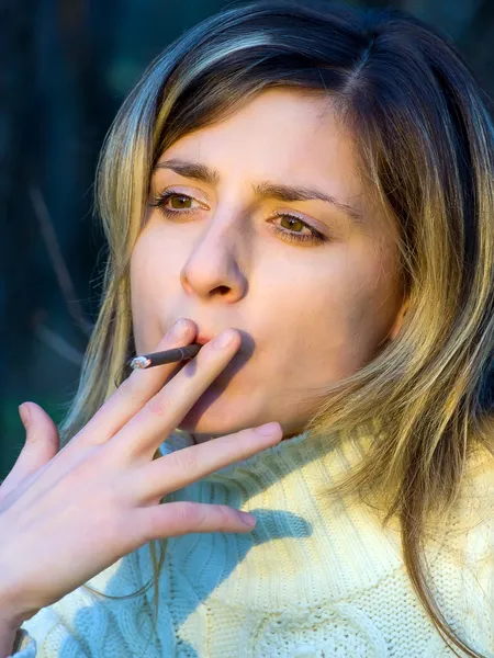Rauchendes Mädchen — Stockfoto