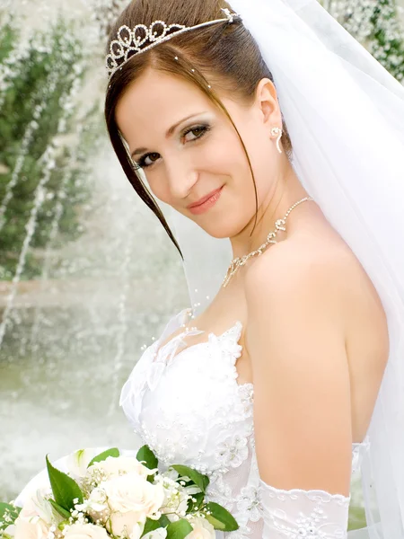 Bride dekat air mancur — Stok Foto