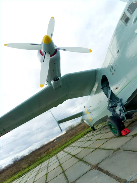 Vleugel van militair vliegtuig — Stockfoto