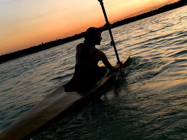 Kayaker contra la puesta del sol — Foto de Stock