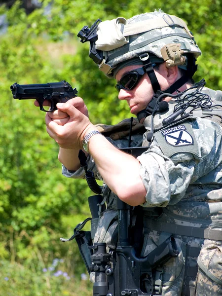 Sotilas tähtää aseellaan. — kuvapankkivalokuva