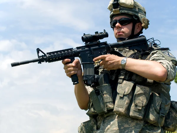 Soldat syftar hans gevär — Stockfoto