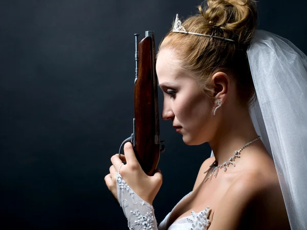 Braut mit alter Waffe — Stockfoto