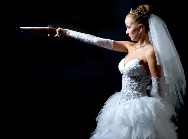 Bride holding old gun — Stock Photo, Image