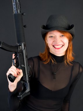 silahı tutan genç bir kadın