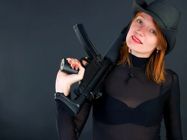 Młoda kobieta trzyma pistolet — Zdjęcie stockowe