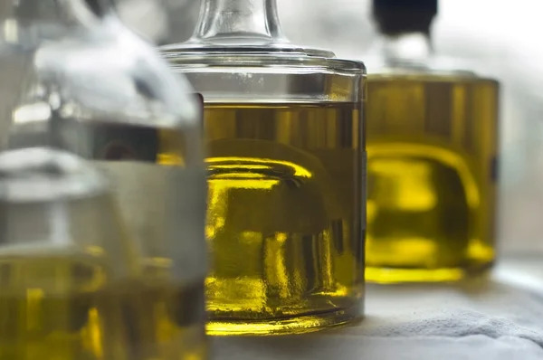 Tres botellas de aceite de oliva — Foto de Stock