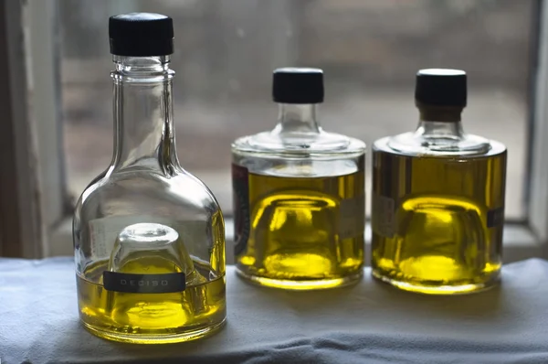 Три бутылки оливкового масла — стоковое фото