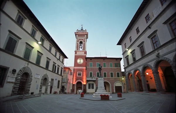 Věž zvon na malém náměstí — Stock fotografie