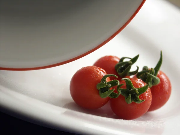 Tomates cherry en un plato Fotos de stock libres de derechos