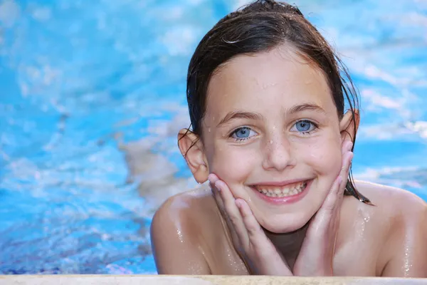 Menina bonita natação Fotografias De Stock Royalty-Free