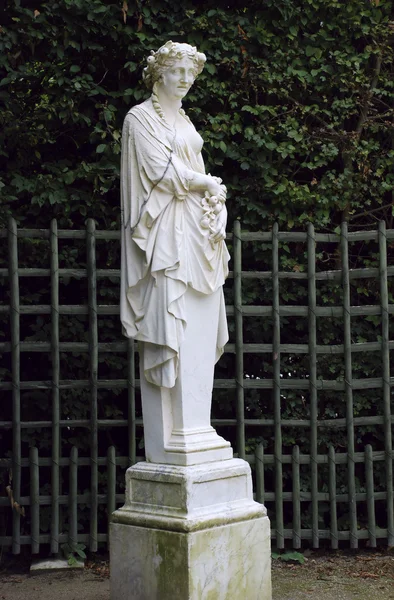 Белая статуэтка — стоковое фото