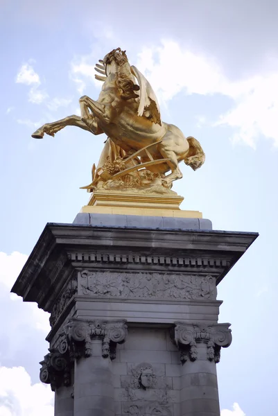 황금 파리 동상 스톡 사진