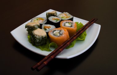 haddelenmiş ve sushi