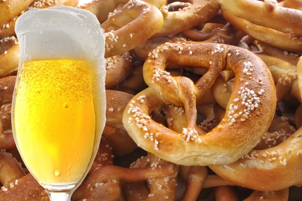 맥주와 꽈 배기 — 스톡 사진