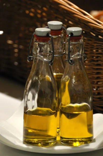 Бутылки с растительным маслом — стоковое фото