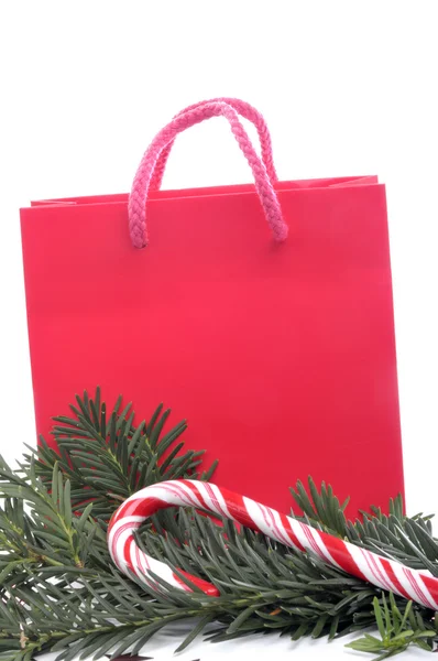 Červený nákupní tašku s jedlí a candy — Stock fotografie