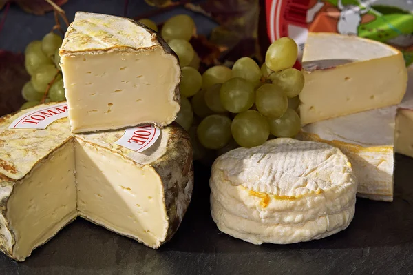 Tommette de Savoie and Reblochon cheese — Stock Photo, Image