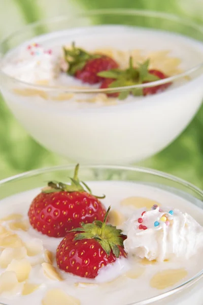 Йогуртово-творожный десерт — стоковое фото