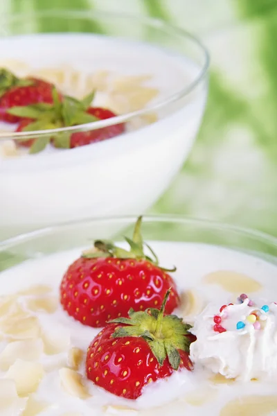 Sobremesa de iogurte-coalhada — Fotografia de Stock