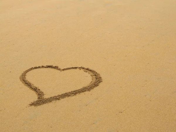 Corazón sobre arena —  Fotos de Stock