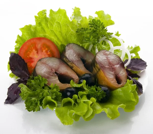 Geräucherte Makrele mit Salat — Stockfoto