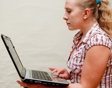 blondy dizüstü bilgisayar ile