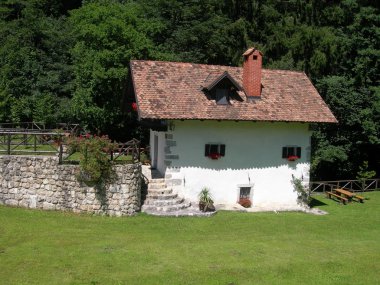 Dağlardaki kır evi.