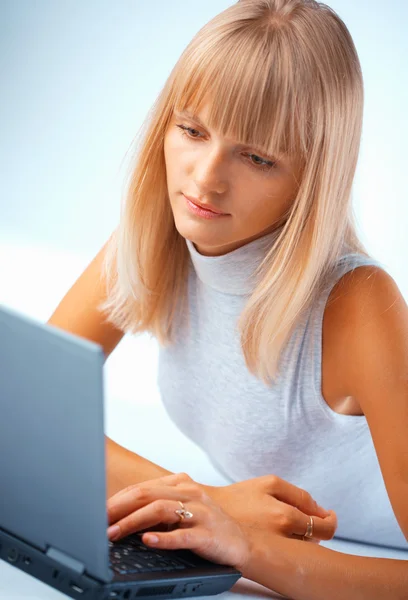 Zbliżenie kobiety z laptopa — Zdjęcie stockowe