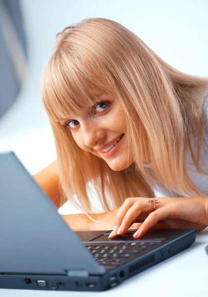 Närbild av en kvinna med laptop — Stockfoto