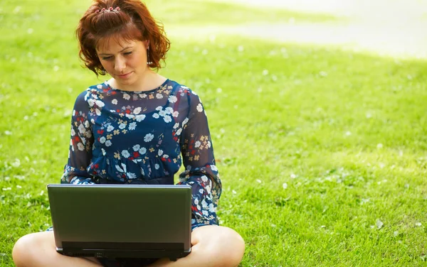 Woman working outdoors — Stock Photo, Image