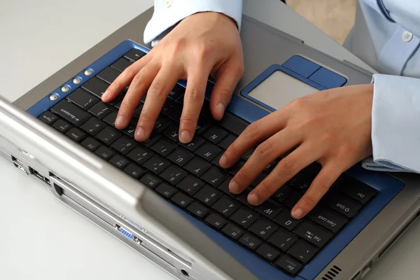 Handen op laptop — Stockfoto