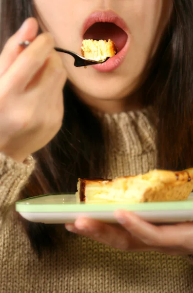 Eating cheese cake — Stock Photo, Image