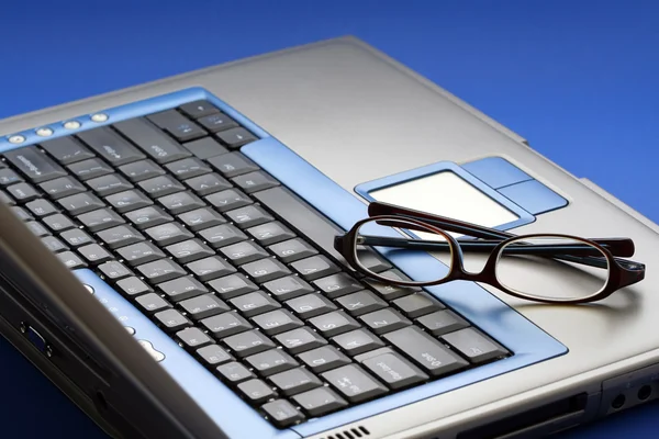 Szemüveg-ra laptop — Stock Fotó