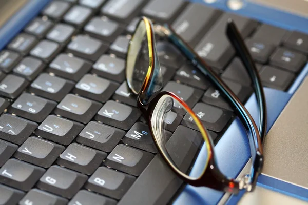 Glasögon på en bärbar dator — Stockfoto