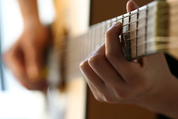 Tocando guitarra — Foto de Stock