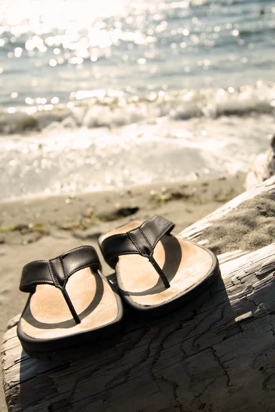 Sandalen am Strand — Stockfoto