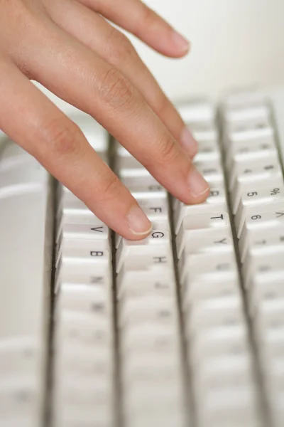 Mão e teclado — Fotografia de Stock