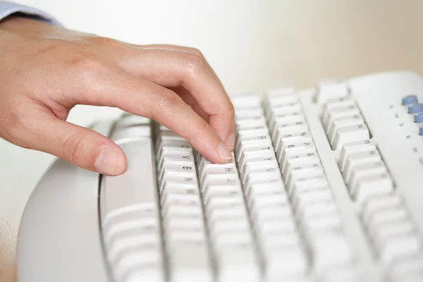 Hand och tangentbord — Stockfoto