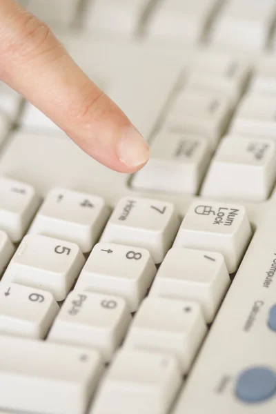 Prstů a klávesnice — Stock fotografie